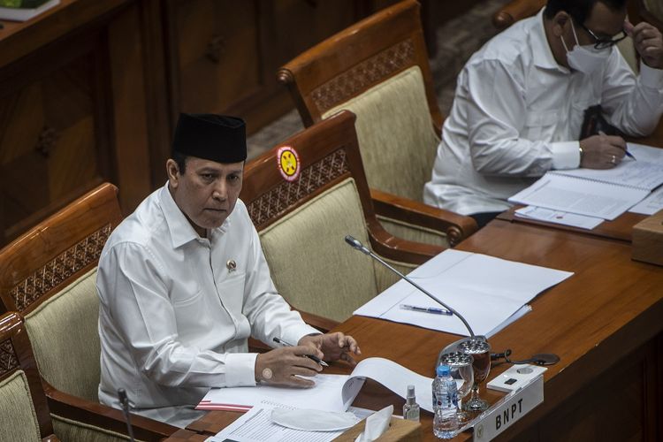 Kepala Badan Nasional Penanggulangan Terorisme (BNPT) Komjen Pol Boy Rafli Amar (kiri) mengikuti rapat dengar pendapat dengan Komisi III DPR di Kompleks Parlemen, Senayan, Jakarta, Rabu (15/9/2021). Rapat tersebut membahas evaluasi kinerja, penindakan dan pengungkapan kasus serta kebijakan, strategi dan program BNPT. ANTARA FOTO/Aprillio Akbar/wsj.