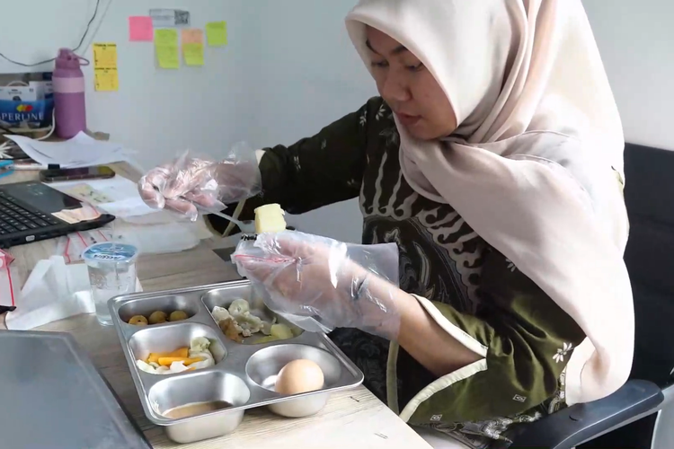 Ahli Gizi SPPG Karanggondang Nur Azizah berasal dari generasi Z. Ia memiliki sejumlah tugas, mulai dari menyusun gizi seimbang hingga mengawasi kualitas dan keamanan makanan. 