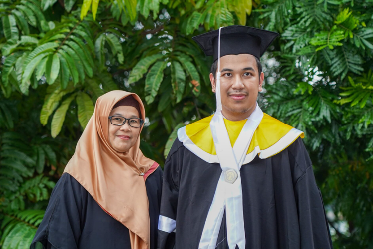 Mahasiswa UI dari penyandang disabilitas, Raditya Arief Putrasetiawan diwisuda di Balairung UI Depok, pada Jumat (1/3/2024).
