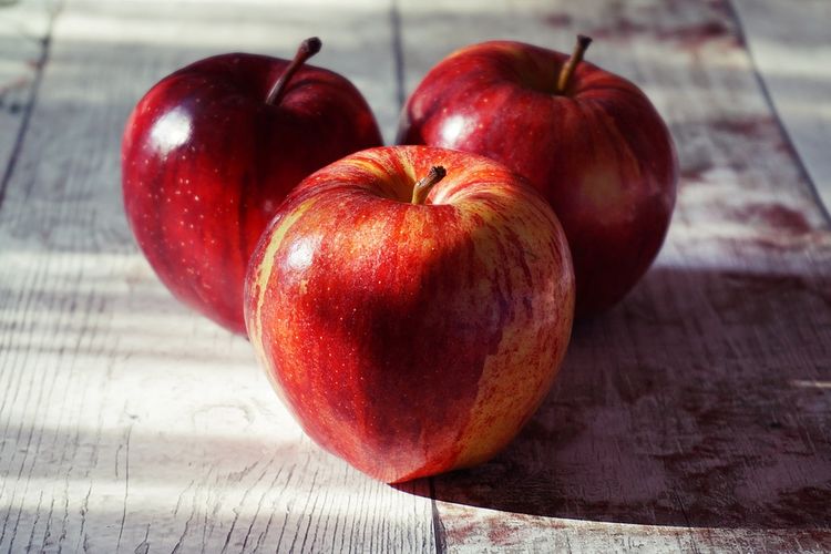 Apel juga merupakan buah yang tinggi serat dan bisa membuat kita lebih mudah kenyang sehingga cocok sebagai buah untuk diet.