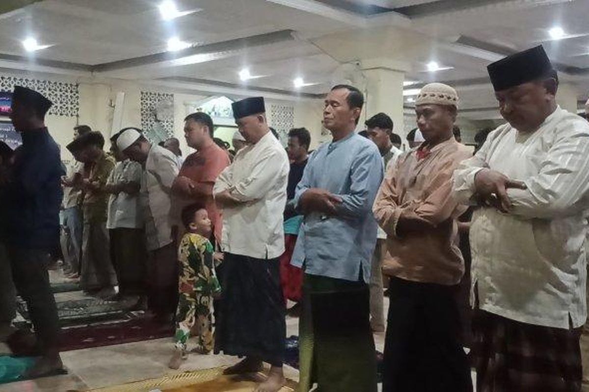 Korban kebakaran Depo Pertamina Plumpang jalani salat tarawih hari pertama di Masjid At Taubah Jakarta Utara, Rabu (22/3/2023).