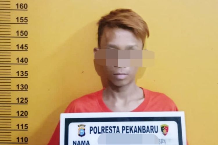 Pelaku muncikari saat diamankan di Polresta Pekanbaru, Selasa (20/12/2022).
