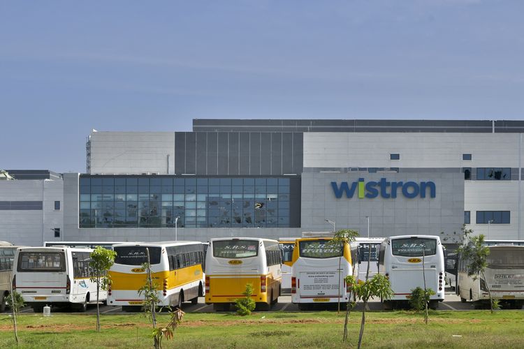 Bus-bus diparkir di pintu masuk Wistron, pabrik iPhone di India yang dikelola Taiwan. Foto diambil pada Minggu (13/12/2020).