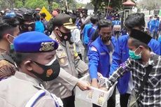 Ketika Polisi Bagi-bagi Jeruk kepada Demonstran Tolak UU Cipta Kerja...