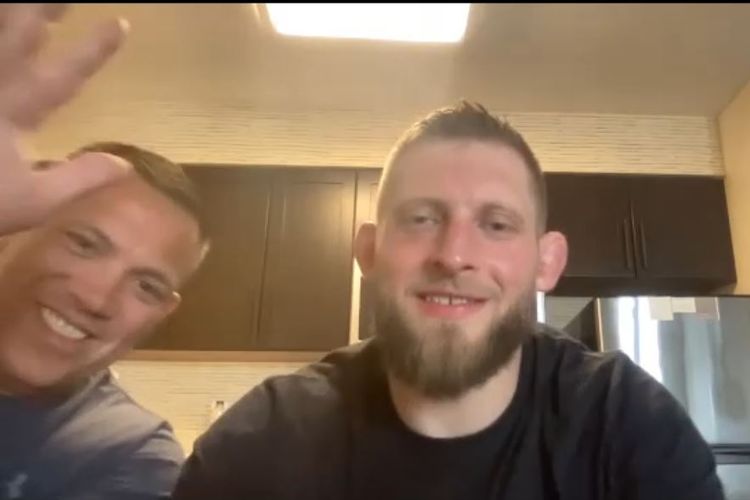 Atlet MMA asal Polandia, Marcin Prachnio (kanan), bersama pelatihnya, Martijn de Jong saat berbicara secara eksklusif kepada Kompas.com, Rabu (20/4/2022) pagi WIB.