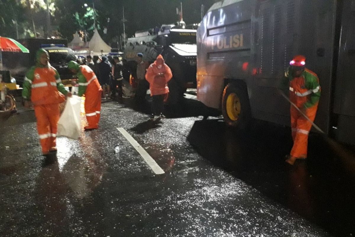 Petugas Dinas LH mulai membersihkan kotoran yang tersisa di kawasan Bundaean HI, Selasa (1/1/2019).