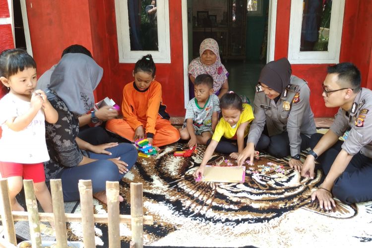 Pelaksanaan trauma healing oleh konselor Polres Sukabumi kepada korban selamat kebakaran di Kampung Sukasirna, Desa/Kecamatan Cikembar, Sukabuni, Jawa Barat, Senin (25/2/2019)