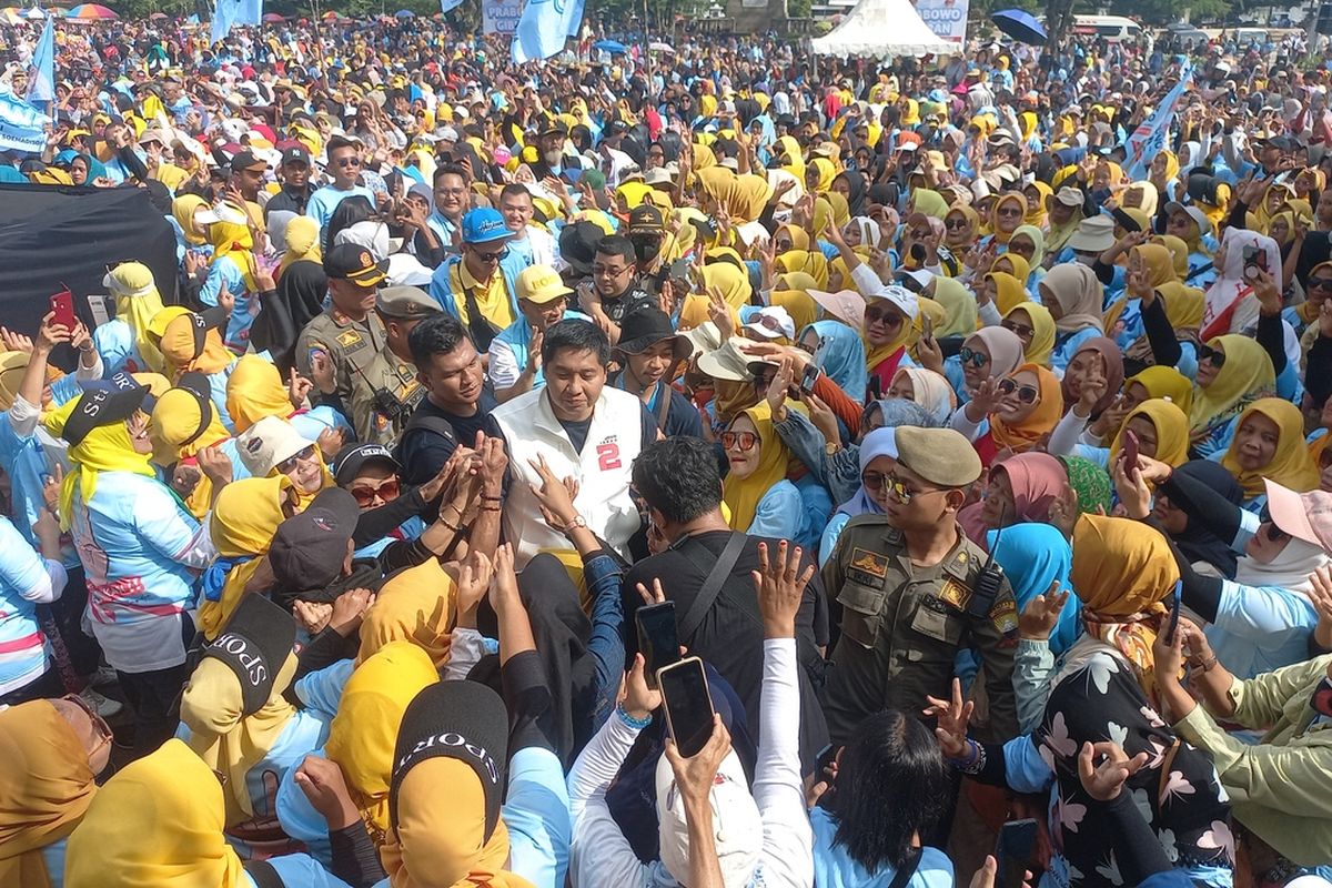 Maruarar Sirait dikerubuni warga Sumedang di Alun-alun Sumedang, Jabar, Minggu (4/2/2024). 