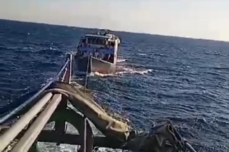 KM Pemana Raya yang mengalami mati mesin di perairan Pulau Besar, Kabupaten Sikka ditarik oleh kapal lain menuju Pelabuhan Pulau Pemana