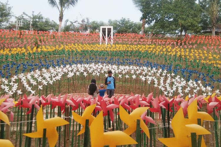 Pengunjung tengah berswafoto di Marigold Garden, Desa Tamelang, Kecamatan Purwasari, Kabupaten Karawang, Minggu (18/10/2020).