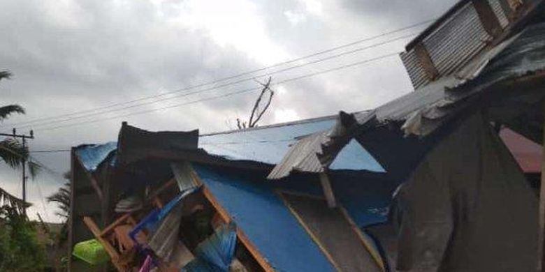 Detik Detik Kapal Tongkang Menghantam Perumahan Warga di Tapin, 38 Rumah Rusak Berat
