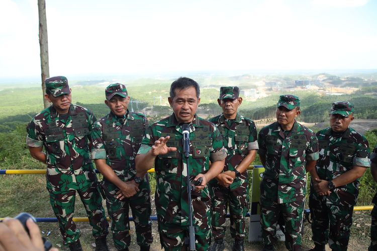 Kepala Staf TNI Angkatan Darat Jenderal Maruli Simanjuntak (tengah depan) mengatakan bahwa TNI AD akan menggelar setidaknya 18 satuan di Ibu Kota Nusantara (IKN) Penajam Paser Utara, Kalimantan Timur. Rencana itu diungkapkan Maruli saat dirinya mengunjungi IKN, Rabu (21/2/2024). 
