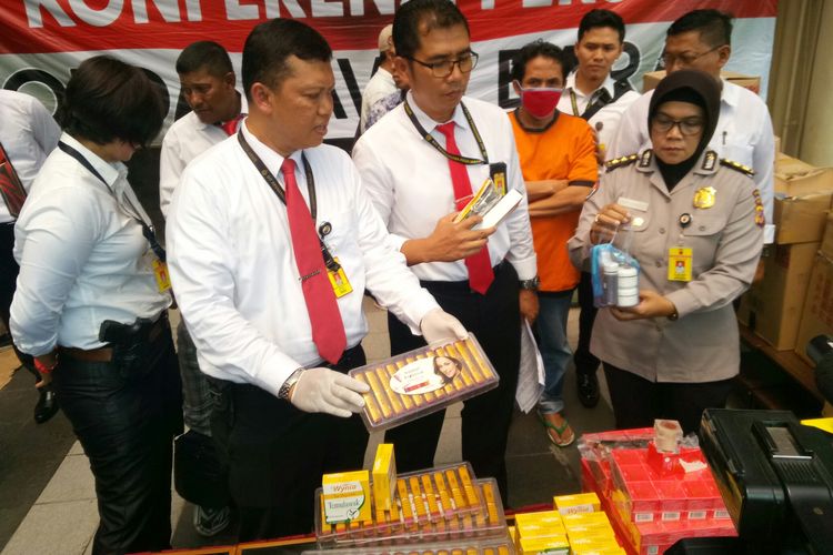 Direktur Reserse Narkoba Polda Jabar, Kombes Pol Enggar Pareanom tengah memperlihatkan barang bukti kosmetik ilegal yang didapat dari toko klontong dan pakaian di Kabupaten Karawang.