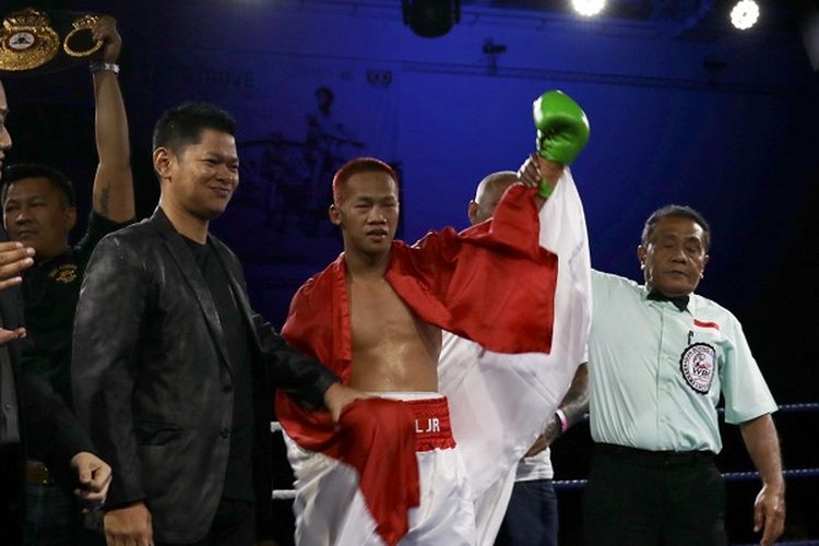 Petinju Indonesia, Daud Yordan, berhasil memenangi pertandingan non-gelar melawan Campee Phayom (Thailand), di OCBC Arena, Singapura, Sabtu (25/3/2017) malam.