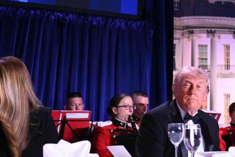 Ibu Negara AS Melania Trump, Presiden AS Donald Trump, dan koresponden senior Gedung Putih CBS News Weijia Jiang menghadiri makan malam Koresponden Gedung Putih di Washington Hilton di Washington, DC, pada 25 April 2026.