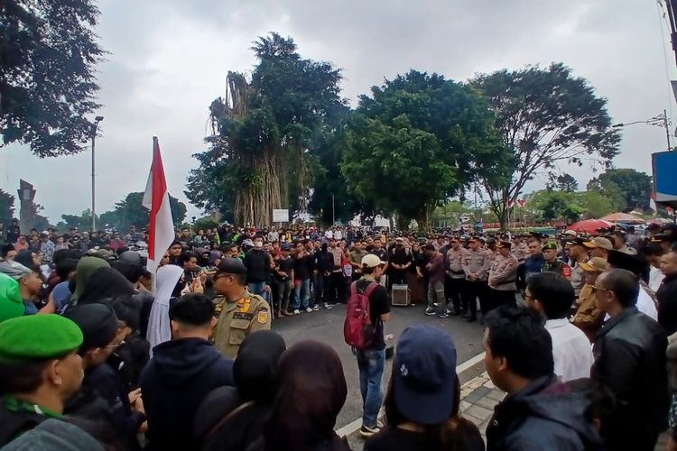 Ratusan massa yang terdiri atas mahasiswa, pengemudi ojek online (ojol), serta berbagai elemen masyarakat menggelar aksi solidaritas kemanusiaan bertajuk RIP Demokrasi di depan Kantor Bupati Wonosobo, Sabtu (30/8/2025) siang.