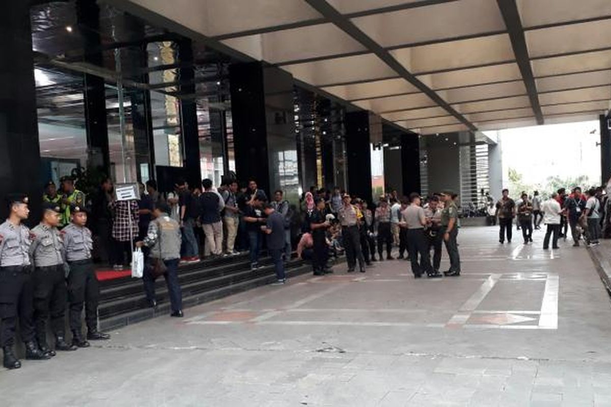 Suasana di sekitar lokasi jelang debat calon gubernur dan calon wakil gubernur DKI di Gedung Bidakara, Pancoran, Jakarta Selatan, Jumat (27/1/2017) sore mulai ramai. Khususnya dari penjagaan aparat gabungan.