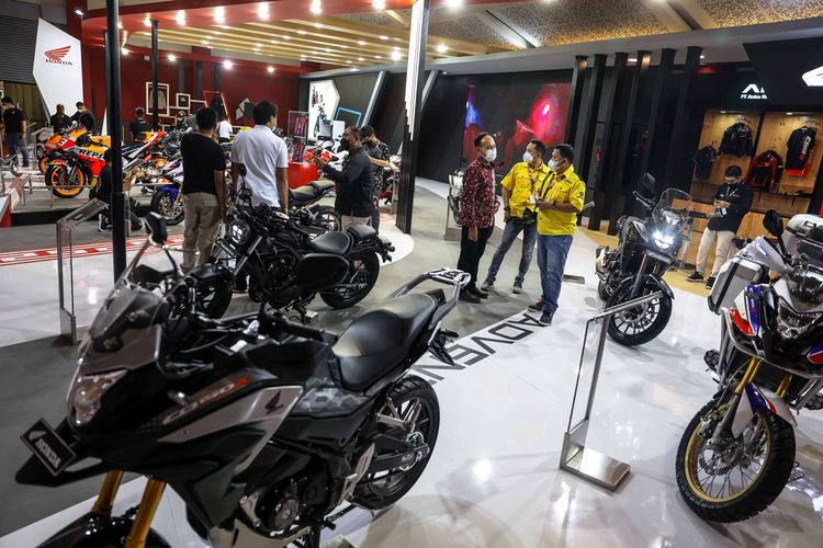 Suasana pameran di stand Honda pada pembukaan IIMS Hybrid 2022 di JiExpo Kemayoran, Jakarta Utara, Kamis (31/3/2022). Pameran otomotif Indonesia International Motor Show (IIMS) Hybrid 2022 yang berlangsung pada 31 Maret-10 April itu digelar secara daring (online) dan kunjungan langsung dengan pembatasan kapasitas dan penerapan protokol kesehatan COVID-19.