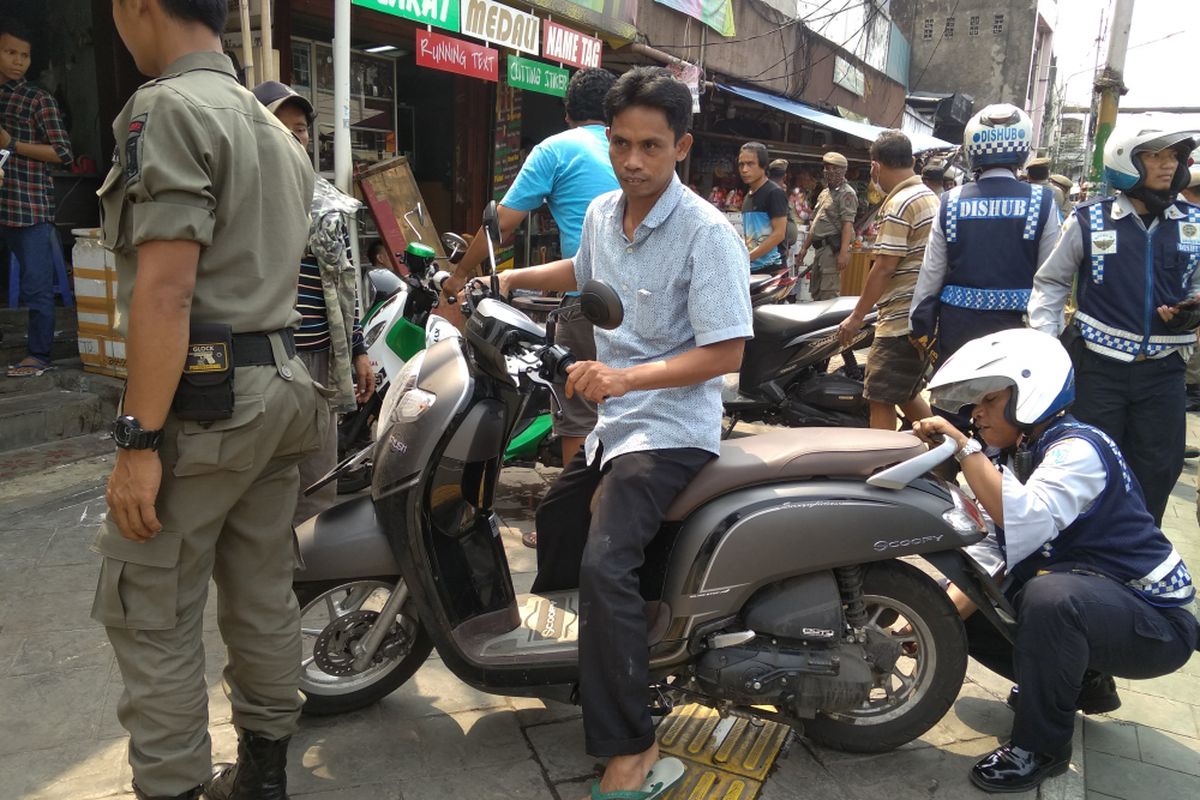 Operas Bulan Tertib Trotoar Jatinegara, Jakarta Timur, Selasa (20/3/2018)