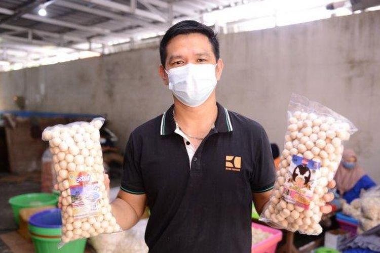 Pengusaha kerupuk getas di Bangka Belitung.