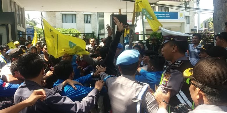 Puluhan mahasiswa PMII unjuk rasa memprotes kebijakan pemadaman listrik secara bergilir di sejumlah wilayah Mataram, Nusa Tenggara Barat (NTB), Jumat (15/11/2019). Pemadaman bergilir dinilai merugikan warga dari berbagai sisi. 