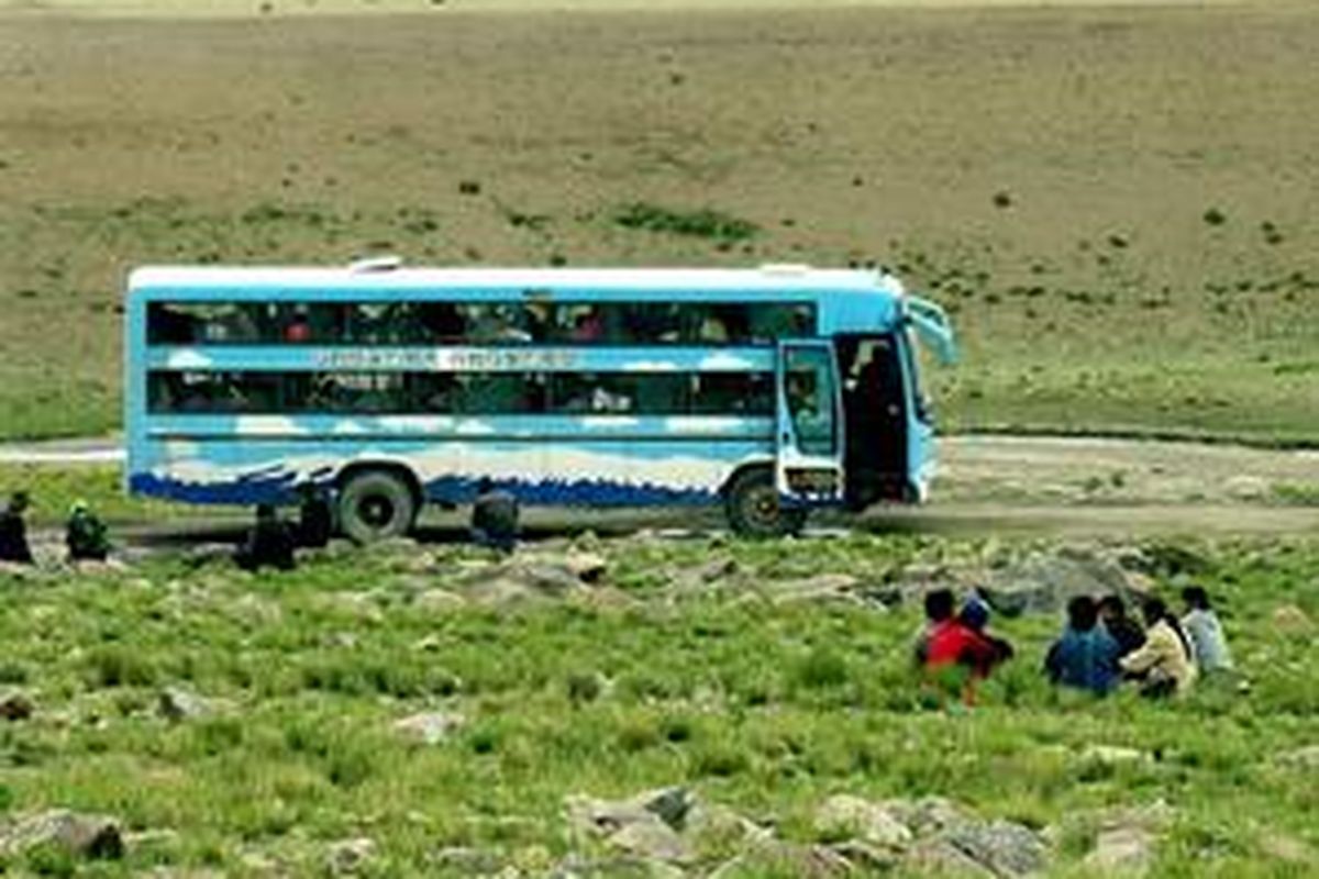 Bus mogok di tengah padang luas.