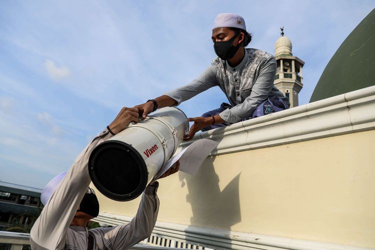 Petugas lembaga Falakiyah pondok pesantren Al-Hidayah Basmol, melakukan pemantauan hilal di atas masjid Al-Musariin di Jalan Al Hidayah Basmol, Jakarta Barat, Kamis (23/4/2020).