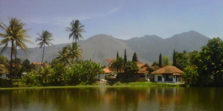  Gunung Guntur dari sudut pandang desa Cimanganten, kecamatan Tarogong Kaler, Garut, Jawa Barat.
