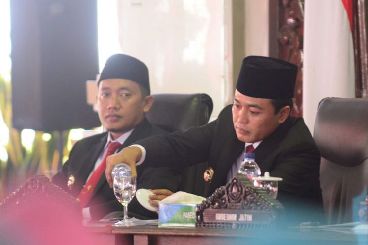 Bupati Pamekasan Badrut Tamam (kanan) didampingi Wakil Bupati Rajae. Badrut menyinggung aktivis demonstran yang minta jatah proyek. 