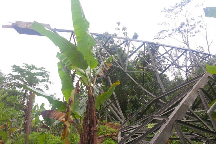 Tower SUTT 150.000 volt ambruk di Desa Bojonggaling, Bantargadung, Sukabumi, Jawa Barat, Senin (28/7/2017).