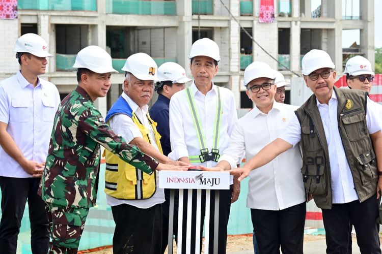 Presiden Joko Widodo saat melakukan seremoni penyelesaian akhir atau topping off hunian aparatur sipil negara (ASN) dan personel pertahanan keamanan (hankam) di Kawasan Ibu Kota Nusantara (IKN) Provinsi Kalimantan Timur pada Jumat (1/3/2024). 