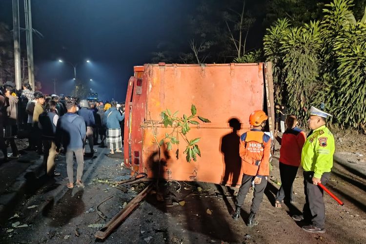 Tronton Bermuatan Celana Dalam Alami Rem Blong di JLS Salatiga, 1 Tewas dan 4 Luka Parah