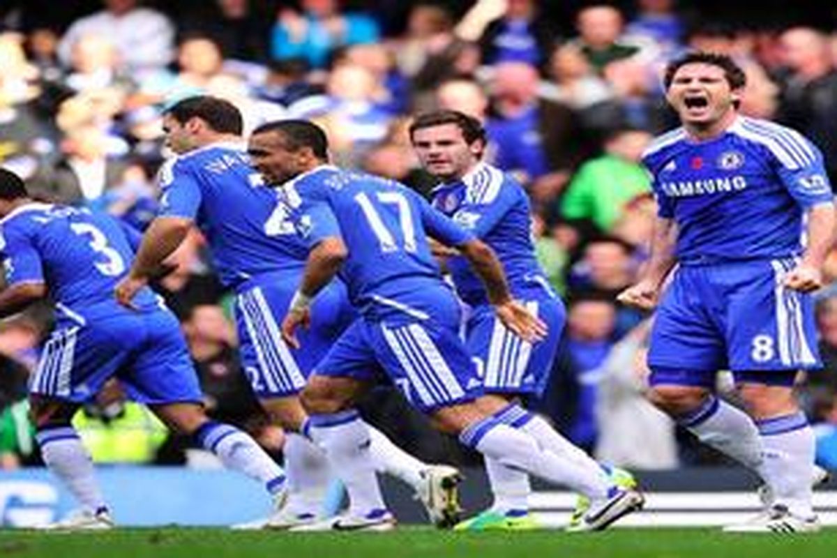 Gelandang Chelsea, Frank Lampard (kanan), merayakan golnya ke gawang Arsenal, pada pertandingan Premier League, di Stamford Bridge, Sabtu (29/10/2011).
