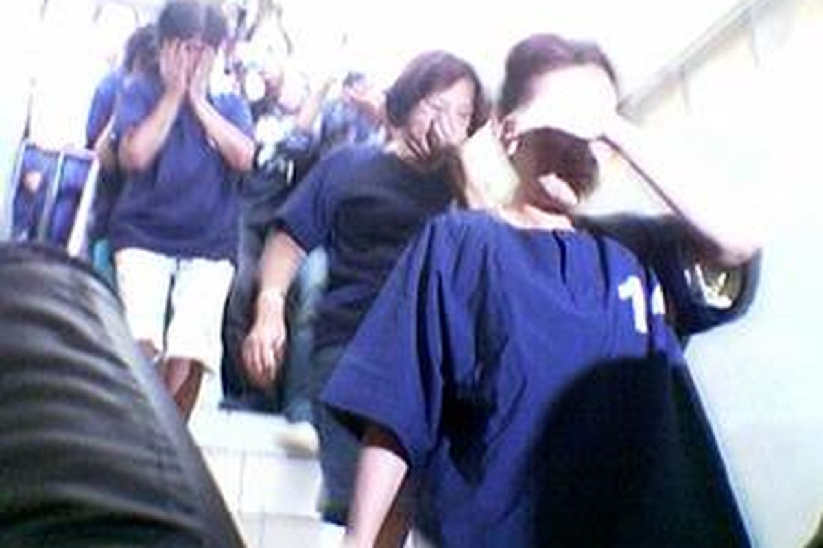 Enam perempuan tersangka kasus perdagangan anak, Senin (19/1) ini, ditahan di Polsek Kota Jatiuwung Kota Tangerang.