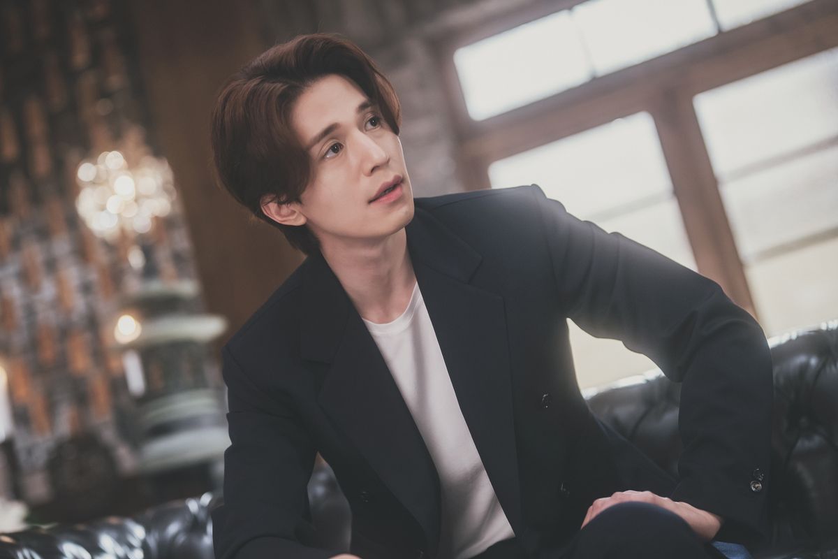 Foto adegan aktor Lee Dong Wook dalam drama Korea Tale of The Nine Tailed 1938 yang akan tayang mulai 6 Mei 2023 di Prime Video.
