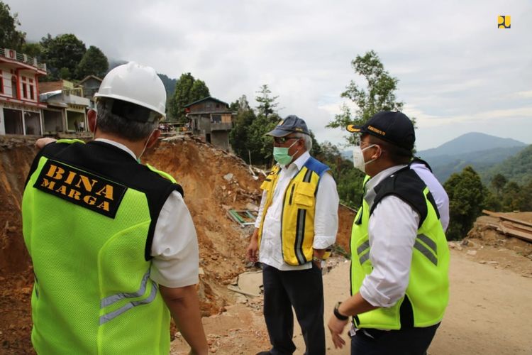 Menteri PUPR Basuki Hadimuljono meninjau lokasi longsor di ruas jalan Kota Palopo-Rantepao.
