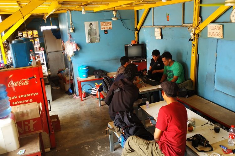 Area ruang tunggu tempat cuci steam mobil dan motor di Pondok Melati, Bekasi yang disatroni komplotan perampok bercelurit pada Senin (7/10/2019) dini hari.