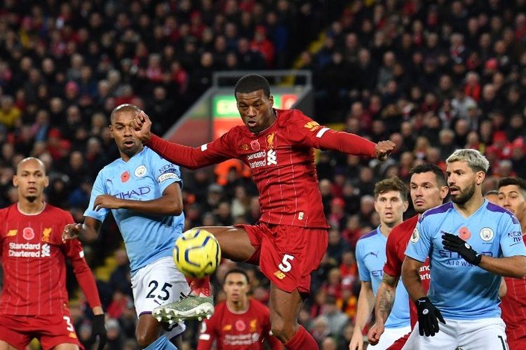 Georginio Wijnaldum (tengah) saat mencoba mengontrol bola pada laga Liverpool Vs Man City di Stadion Anfield dalam lanjutan pekan ke-12 Liga Inggris, Minggu, 10 November 2019.