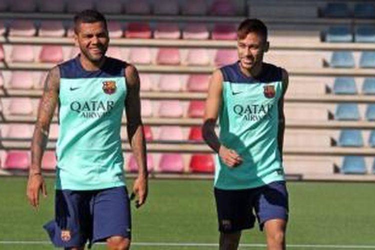 Dua pemain Barcelona asal Brasil, Dani Alves (kiri) dan Neymar da Silva (kanan).