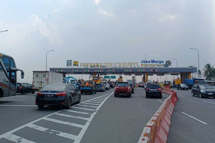 Antrean panjang kendaraan roda empat dari arah Bandung menuju Jakarta terjadi tepat di depan Gerbang Tol Cileunyi, Kabupaten Bandung, pada Minnggu (30/4/2023).