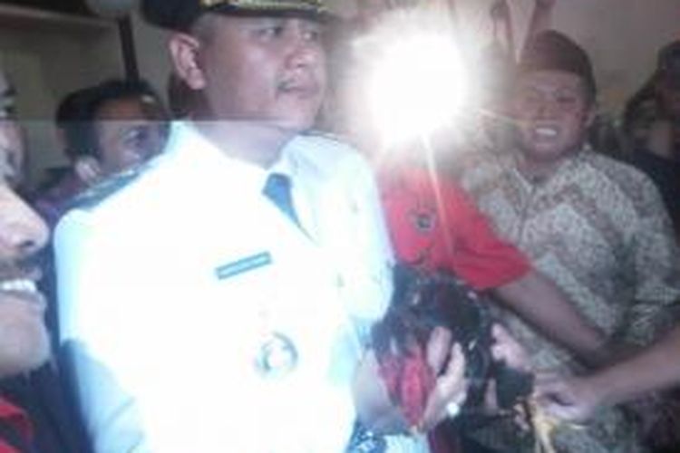 Wakil walikota Surabaya dihadiahi ayam jago