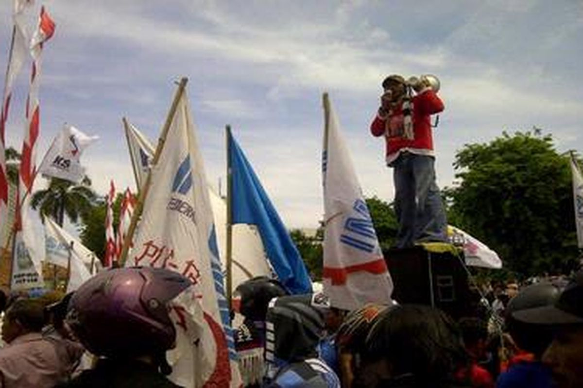 Buruh dari Kota Surabaya dan Kabupaten Sidoarjo berunjuk rasa di depan Gedung Grahadi, Surabaya, Jawa Timur, Kamis (8/11/2012). Mereka menuntut UMK minimal Rp 2 juta.
