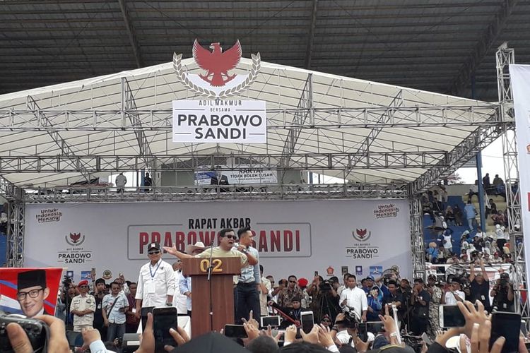 Calon presiden no urut 2, Prabowo Subianto mengunjugi Bandung. Kali ini, ia didampingi Agus Harimurti Yudhoyono (AHY) menggelar kampanye terbuka di Stadion Sidolig, Jalan Ahmad Yani Kota Bandung, Kamis (28/3/2019). 