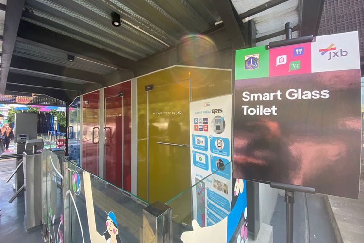 Smart glass toilet atau toilet transparan yang unik di Jakarta Creative Zone-Riverview di Sudirman, Jakarta Pusat.