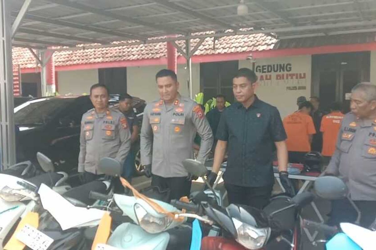 Aparat kepolisian Polres Gowa, Sulawesi Selatan tengah menggelar rilis kasus pencurian sepeda motor antar daerah dan mengamankan belasan unit sepeda motor hasil curian. Jumat, (29/8/2025).