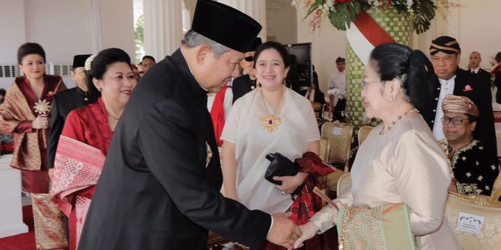 Presiden kelima RI Megawati Soekarnoputri dan Presiden keenam Susilo Bambang Yudhoyono sempat bersalaman dan saling menyapa saat keduanya hadir di Istana Merdeka, Jakarta, Kamis (17/8/2017). Kedua tokoh tersebut hadir di istana untuk mengikuti upacara peringatan hari ulang tahun Republik Indonesia ke-72. 
