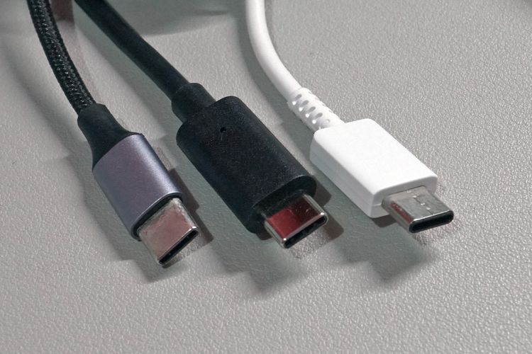 Ilustrasi beberapa kabel USB dengan konektor tipe C.