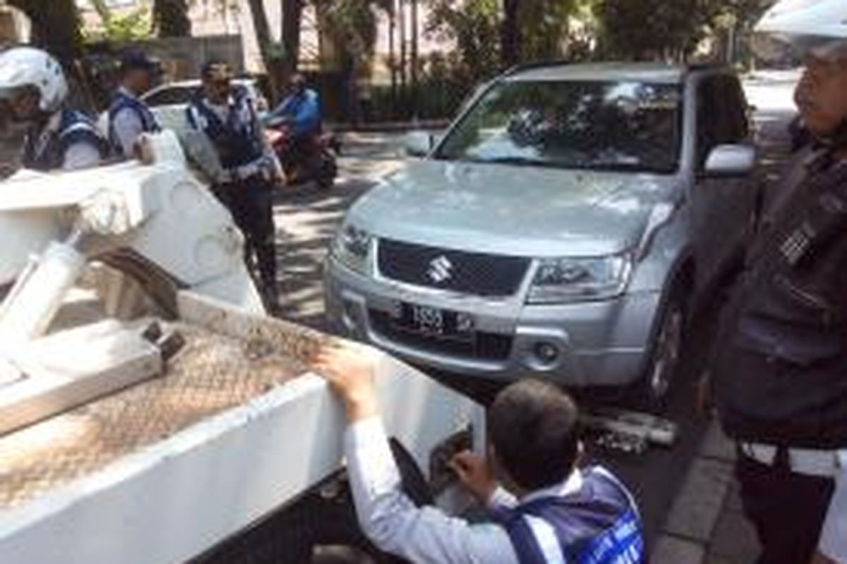 Suku Dinas Perhubungan Jakarta Selatan menertibkan parkir liar menertibkan parkir liar di sejumlah ruas jalan di Jakarta Selatan pada Senin (3/8/2015). Dengan dua mobil derek, petugas mengangkut dua mobil yang diparkir di tempat yang tidak seharusnya.