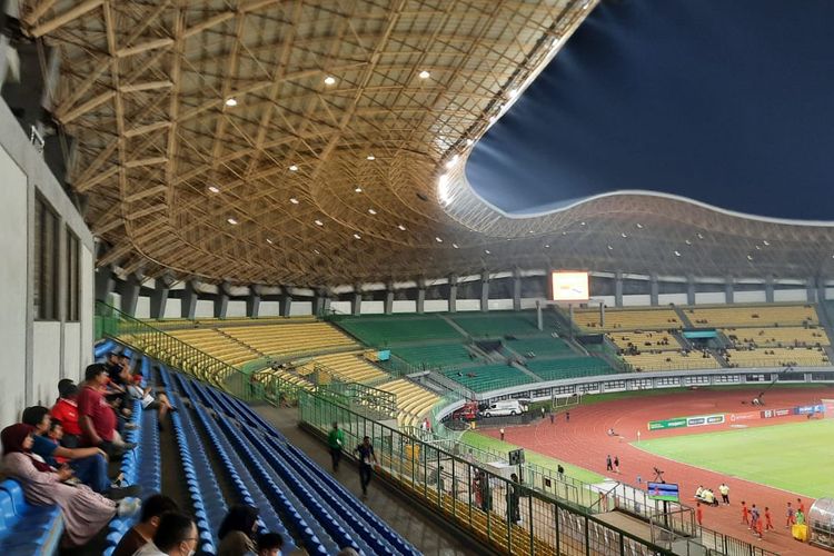Situasi Stadion Patriot Candrabhaga sekitar satu jam jelang kick off laga timnas U19 Indonesia vs Brunei Darussalam dalam ajang Piala AFF U19 2022, Senin (4/7/2022).