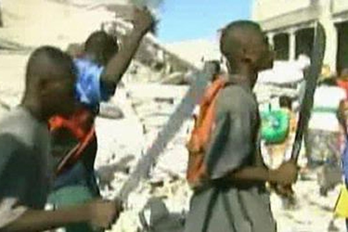 Para anak muda ini adalah bagian dari sejumlah anak muda yang mempersenjatai diri dengan senjata tajam untuk memperebutkan bantuan logistik yang dijarah dari ibukota Haiti